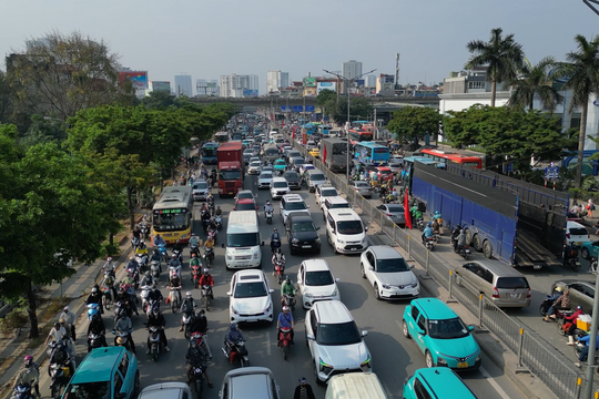 Hà Nội: Tắc đường kéo dài do người dân rời Thủ đô về quê nghỉ lễ 30/4
