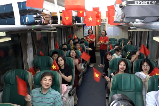 Ga Hà Nội ngập tràn sắc đỏ đưa 'chuyến tàu Thống Nhất' khởi hành