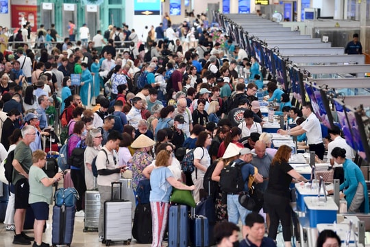 Sân bay Nội Bài bùng nổ lượng khách bay dịp Đại lễ 30/4