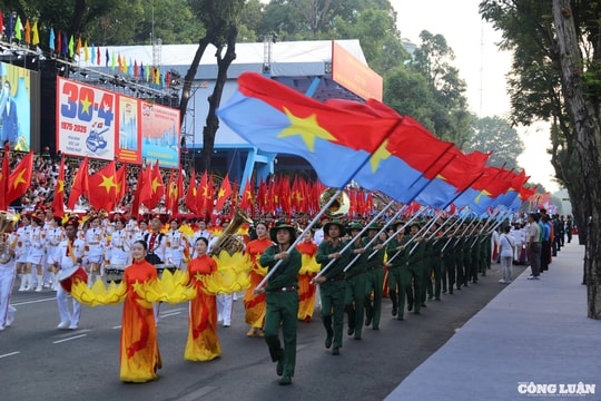 Nhiều bãi giữ xe được bố trí phục vụ người dân xem diễu binh đại lễ 30/4 tại TP HCM