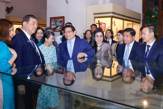 Thủ tướng Phạm Minh Chính và Thủ tướng Nhật Bản thăm Bảo tàng Lịch sử Quốc gia Việt Nam