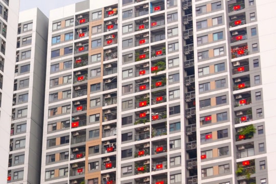 Cờ đỏ sao vàng phủ kín nhiều chung cư ở Hà Nội