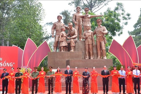 Tượng đài Công an nhân dân 'Vì bình yên cuộc sống' chính thức khánh thành tại TP HCM