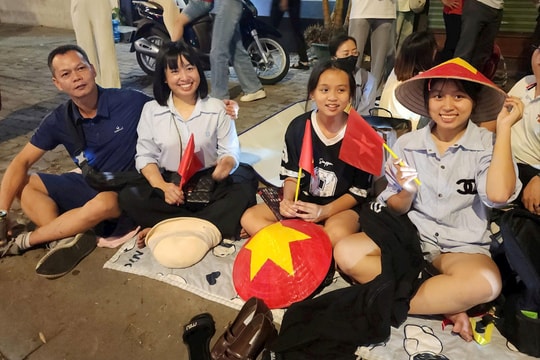 Người dân TP HCM trải bạt, háo hức thức xuyên đêm đón Đại lễ 30/4