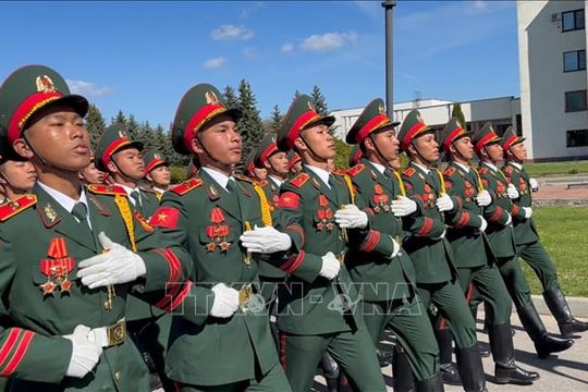 Quân đội nhân dân Việt Nam lần đầu duyệt binh tại Quảng trường Đỏ