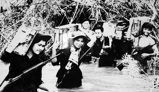 'Mở đường mà tiến', 'Sống bám cầu đường, chết kiên cường dũng cảm' - Khí phách Thanh niên xung phong