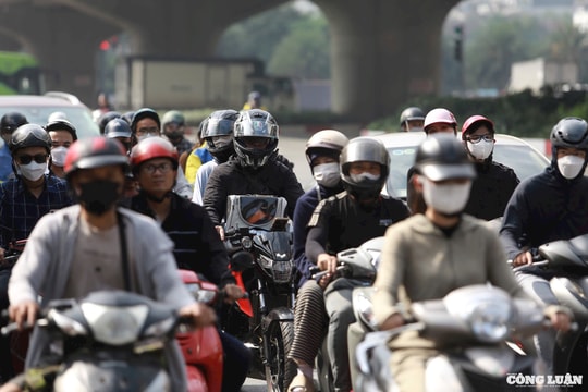 Người dân rời Hà Nội về quê nghỉ lễ 30/4 - 1/5, nhiều tuyến đường ùn tắc kéo dài