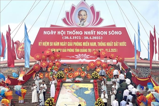 Thượng cờ thống nhất non sông bên bờ sông Bến Hải