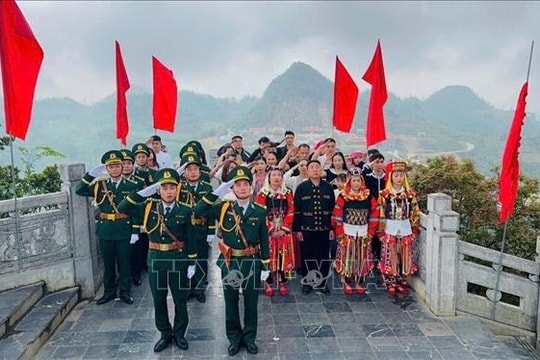 Linh thiêng Lễ thượng cờ tại Cột cờ quốc gia Lũng Cú trong ngày thống nhất