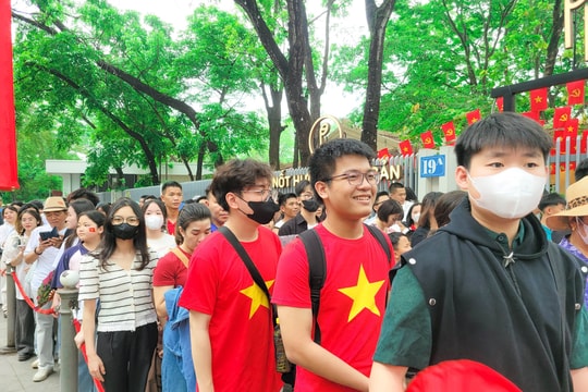 Hàng vạn người đổ về Quảng trường Ba Đình trong ngày 30/4