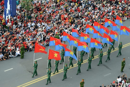 Toàn cảnh những khối diễu binh, diễu hành trong Lễ kỷ niệm 50 năm Ngày Giải phóng miền Nam