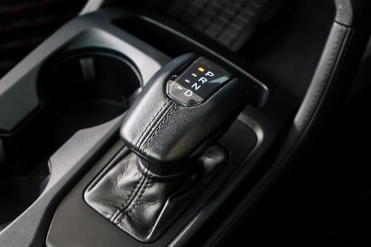 ‏Tại sao bạn nên sử dụng phanh khẩn cấp trước khi chuyển sang chế độ đỗ xe‏