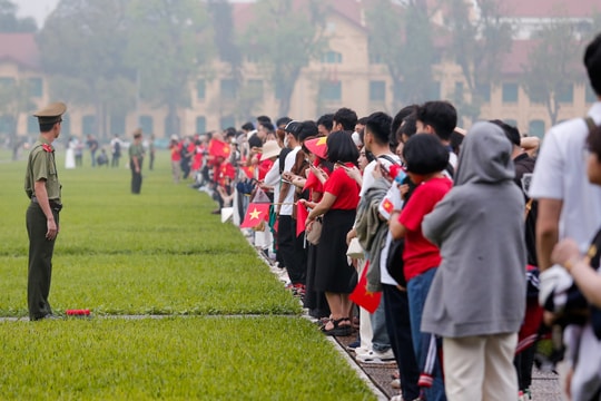 Dậy từ 4h sáng để xem lễ thượng cờ tại Quảng trường Ba Đình