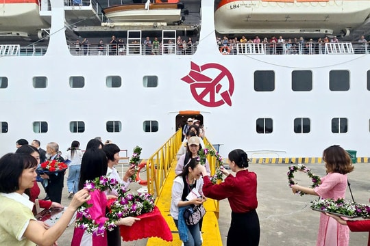 Tàu Pacific World (Nhật Bản) cập cảng tàu khách quốc tế Hạ Long