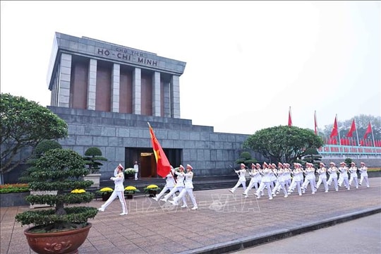 Lễ chào cờ đặc biệt chào mừng 50 năm thống nhất đất nước tại Quảng trường Ba Đình