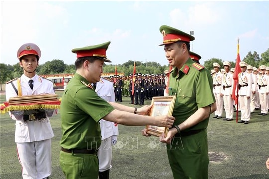 Bộ Công an khen thưởng hơn 2.700 cá nhân tham gia diễu binh 30/4