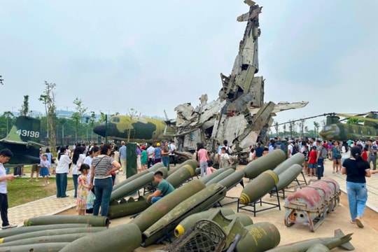 Bảo tàng Lịch sử Quân sự Việt Nam chật kín người trong ngày lễ 30/4