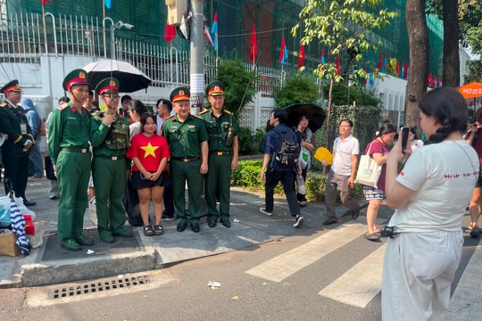 Khoảnh khắc lịch sử, cảm xúc vỡ òa khi kết thúc buổi diễu binh 30/4 tại TP HCM