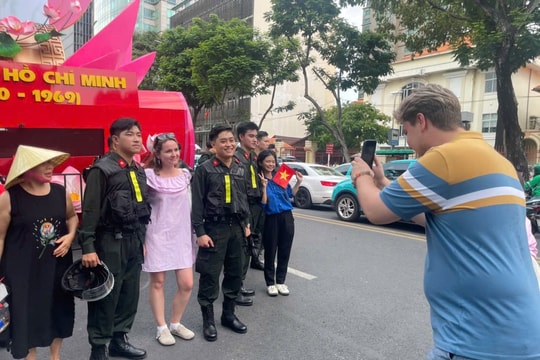 Du khách quốc tế ấn tượng với không khí đại lễ 30/4 tại Việt Nam: 'Một đất nước yên bình và hiếu khách'