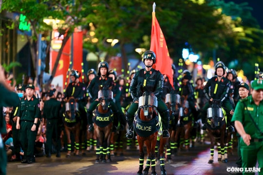 Người dân TP HCM thích thú xem Kỵ binh diễu hành ở Phố đi bộ Nguyễn Huệ