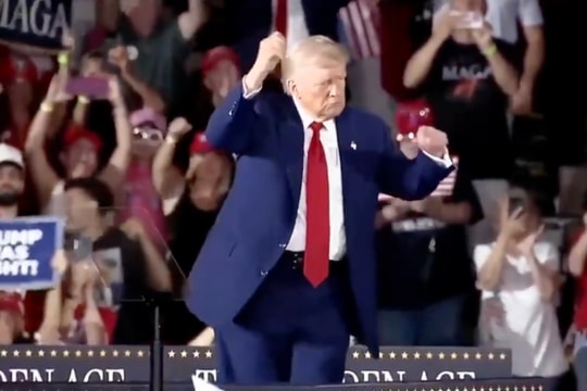 Ông Trump nói kinh tế Mỹ đang 'vĩ đại nhất lịch sử' trong sự kiện 100 ngày