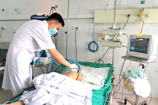 Cứu sống bé gái 7 tuổi bị uốn ván