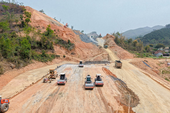 Hối hả thi công nhiều dự án đường bộ cao tốc dịp nghỉ lễ 30/4