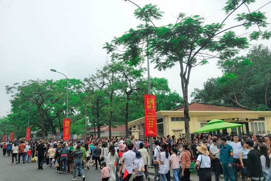 Phục vụ người dân vào Lăng Bác bảo đảm trật tự, an toàn giao thông