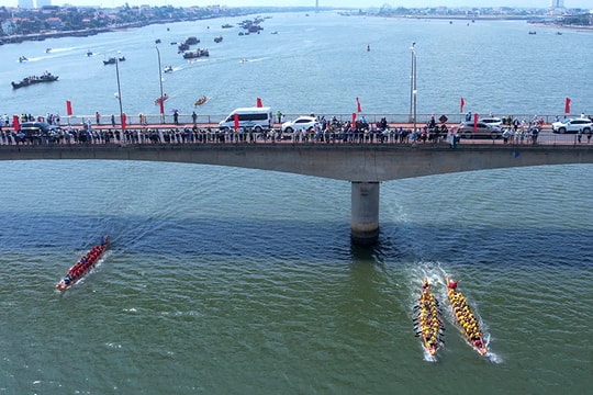 Sôi động lễ hội đua thuyền Nhật Lệ – Di sản sống giữa lòng Đồng Hới