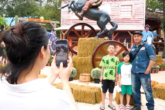 'Sau cơn mưa trời lại nắng', người dân nô nức vui chơi ngày 1/5