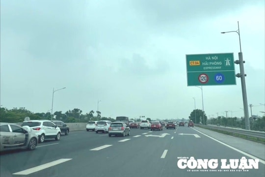 Người dân đổ xô đi du lịch nghỉ lễ 30/4 - 1/5, cao tốc ùn ứ kéo dài