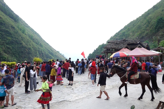 Du khách đổ về nơi địa đầu tổ quốc dịp nghỉ lễ 30/4 – 1/5