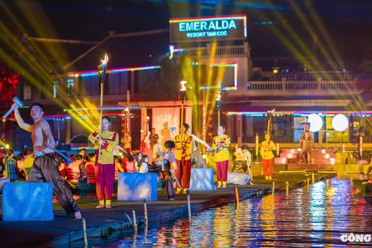 Ninh Bình "Mãn Nhãn" với Hội Diễn Thực Cảnh Độc Đáo Trên Thuyền