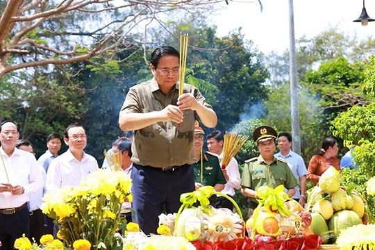 Thủ tướng dâng hương tri ân các Anh hùng liệt sĩ và thăm cựu tù tại Côn Đảo