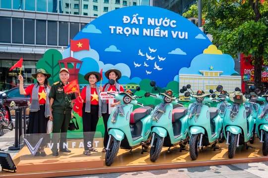 Người dân TP. HCM thích thú với triển lãm “50 Hành trình - Một tương lai xanh” của VinFast