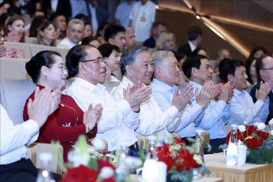 Tổng Bí thư Tô Lâm dự chương trình nghệ thuật kỷ niệm 80 năm Chiến thắng phát xít