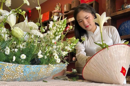 Khi hoa khoe sắc trên nón lá