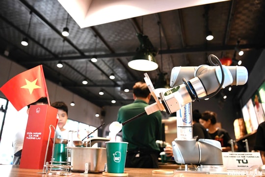 Cận cảnh robot thông minh pha chế đồ uống tại quán cà phê ở Hà Nội