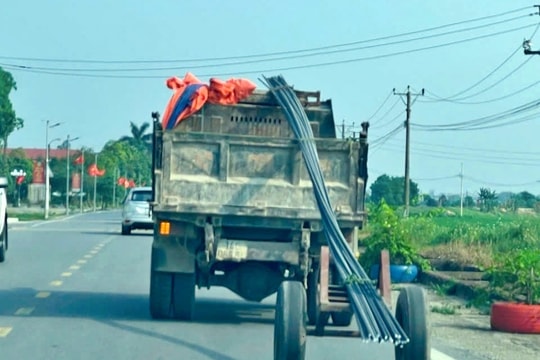 Hà Nội: Ô tô kéo theo sắt thép dài hàng chục mét bị xử phạt gần 6 triệu đồng