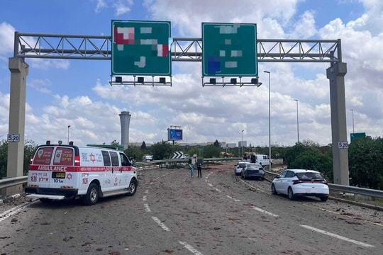 Tên lửa Houthi phóng trúng sân bay trọng yếu của Israel