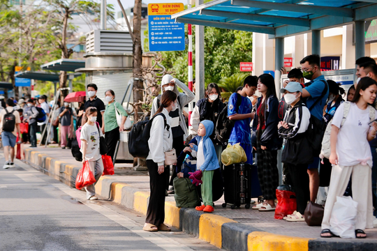Tai nạn giao thông giảm, hoạt động vận tải đáp ứng nhu cầu đi lại dịp 30/4
