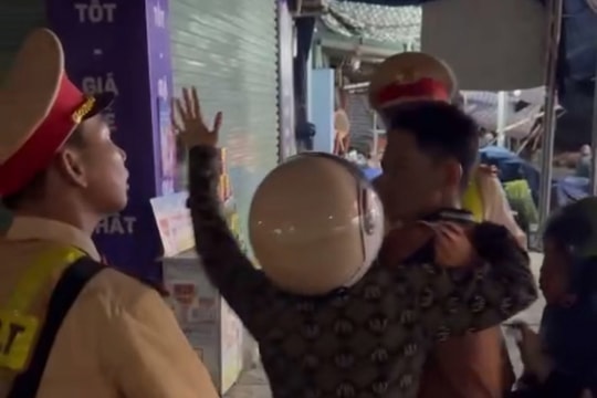 Bắt khẩn cấp kẻ lăng mạ, hành hung Cảnh sát giao thông