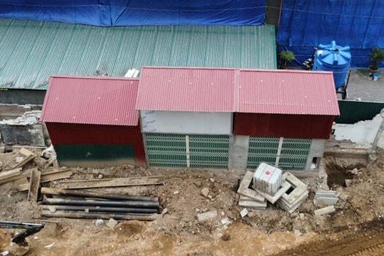 Lại ‘lộ thiên’ nhà siêu mỏng, siêu méo khi đường chưa xong