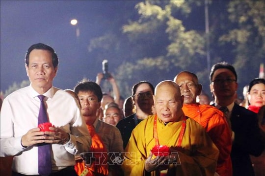 Hàng vạn người thắp nến cầu nguyện hòa bình tại Vesak 2025: Thông điệp đoàn kết từ Việt Nam
