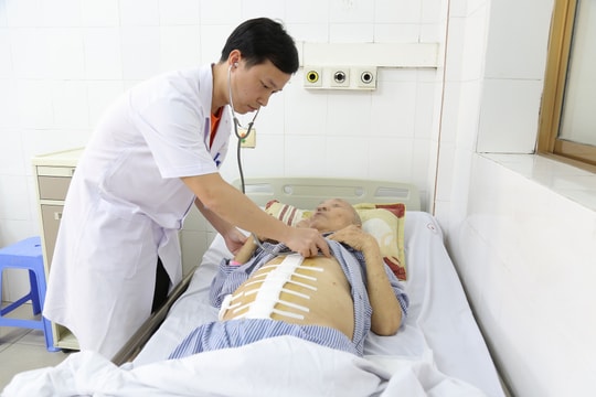 Cứu sống cụ ông 85 tuổi bị vỡ phình động mạch bụng