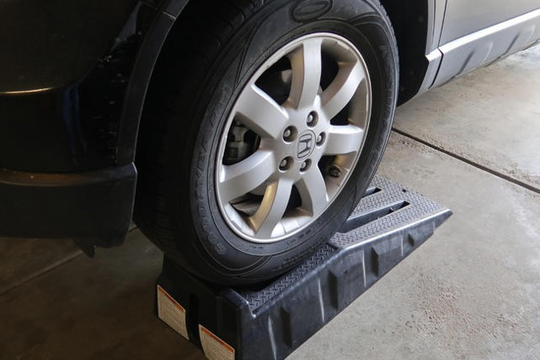 Giá nâng xe thay dầu cần cao bao nhiêu và có an toàn không