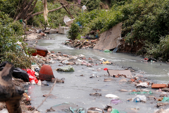 Ngột ngạt từ kênh mương ô nhiễm dưới chân cầu Long Biên