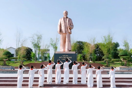 Khánh thành tượng đài Bác Hồ về thăm quê dịp Lễ hội Làng Sen