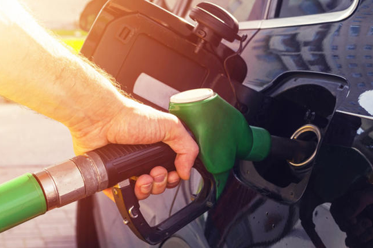 ‏Giá xăng bắt đầu giảm mạnh tạo cú hích lớn cho ngành ô tô ‏