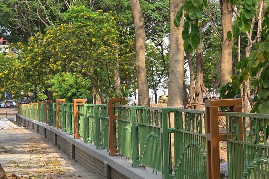 Công viên Cầu Giấy lắp đặt hàng rào mới